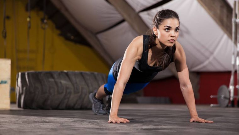 El ejercicio para trabajar la fuerza, resistencia y coordinación al mismo tiempo (Shutterstock).