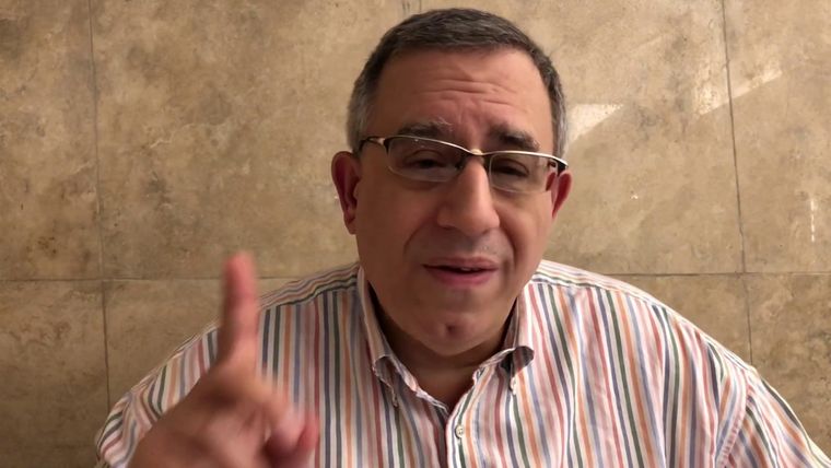 Carlos Maslatón se define en redes sociales como: Liberal del capitalismo manchesteriano. Derechista nacional anticomunista. Abogado UBA. Elliott Wave Technician. Bitcoinero. Apoyo a Milei Presidente 2023.