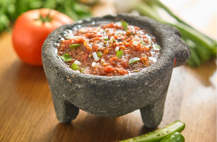 Siempre es mejor preparar esta salsa con un mortero si puedes hacerlo. Foto: Shutterstock