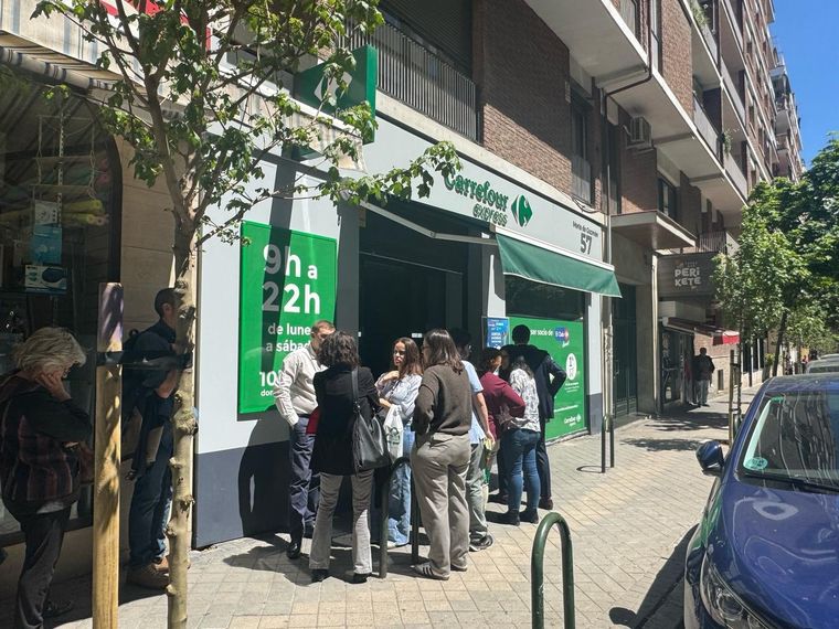 Gente se agolpa en supermercados para realizar compras en medio de la crisis por el apagón masivo Foto: MDZ