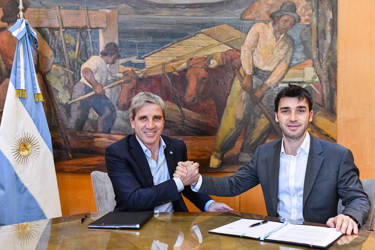 El ministro de Economía, Luis Caputo, y el gobernador de Chubut, Nacho Torres, acordaron una baja de las retenciones al crudo en su provincia. El ministro de Economía, Luis Caputo, y el gobernador de Chubut, Nacho Torres, acordaron una baja de las retenciones al crudo en su provincia.