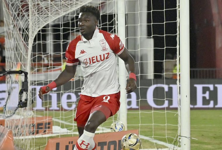 El goleador del campeonato apareció en el momento justo para meter un cabezazo goleador y darle el 1-0 al Globo.