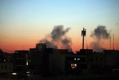 Humo se eleva tras un ataque aéreo de Irán en el centro de Teherán.