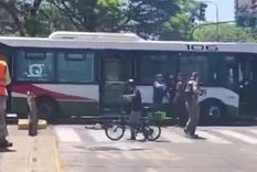Los colectivos que colisionaron pertenecen a las líneas 67 y 106, respectivamente. Foto: Captura de pantalla