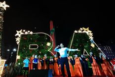 con el encendido de luces, la ciudad de buenos aires celebro frente al obelisco el espiritu de la navidad