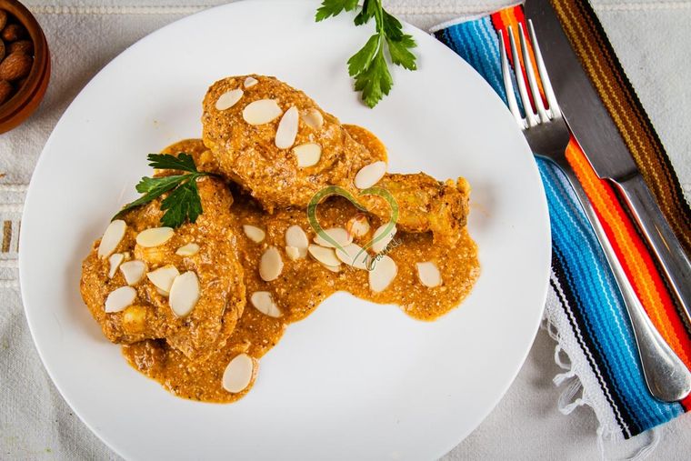 Suave pero también crocante pollo almendrado mexicano, una receta que te hará feliz probar.