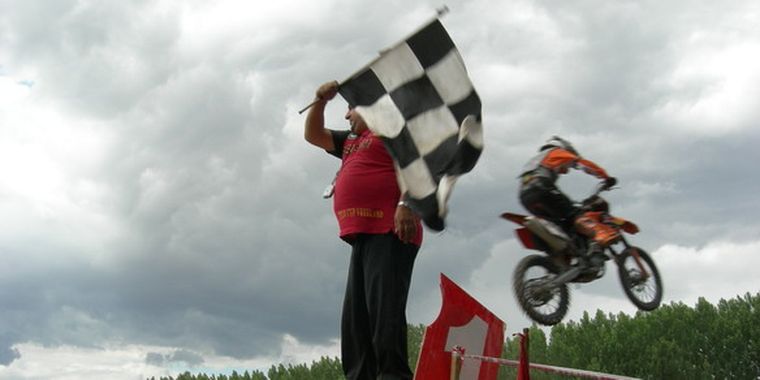 Uno de los campeones llega a la bandera a cuadros.