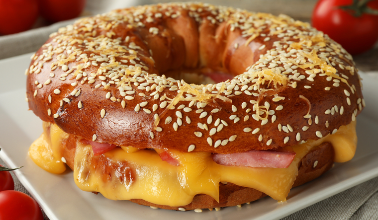 En esta receta, el relleno se agrega después para evitar que el bagel pierda su forma.