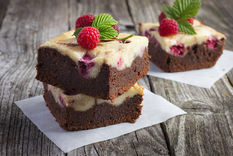También puedes agregarle fresas a este delicioso cheesecake brownie Foto: Shutterstock