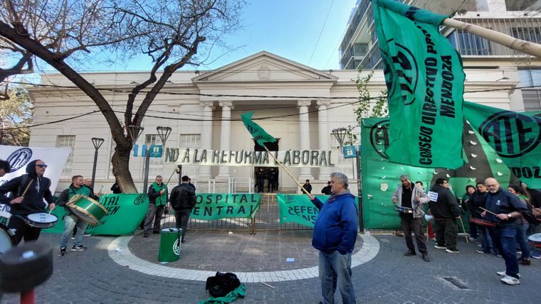 La reforma se trató en un marco de protesta frente a la Legislatura. 