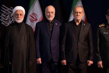 El presidente del Parlamento iraní, Mohammad Bagher Ghalibaf; el presidente del Tribunal Supremo de Irán, Gholam-Hossein Mohseni-Ejei; el presidente iraní, Masoud Pezeshkian, y el comandante general de la Guardia Revolucionaria Islámica, Mohsen Rezaee. El presidente del Parlamento iraní, Mohammad Bagher Ghalibaf; el presidente del Tribunal Supremo de Irán, Gholam-Hossein Mohseni-Ejei; el presidente iraní, Masoud Pezeshkian, y el comandante general de la Guardia Revolucionaria Islámica, Mohsen Rezaee.