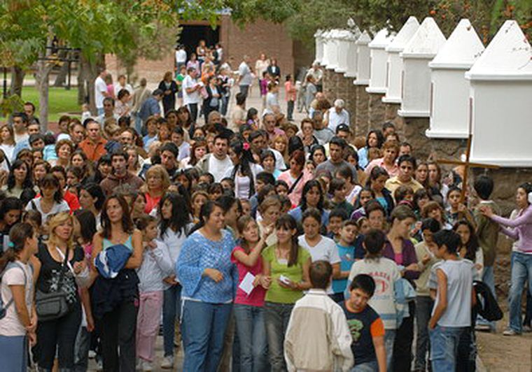 Desde las 10 hay Vías Crucis guiados cada dos horas en la Iglesia de la Carrodilla. Foto: Nacho Gaffuri / MDZ