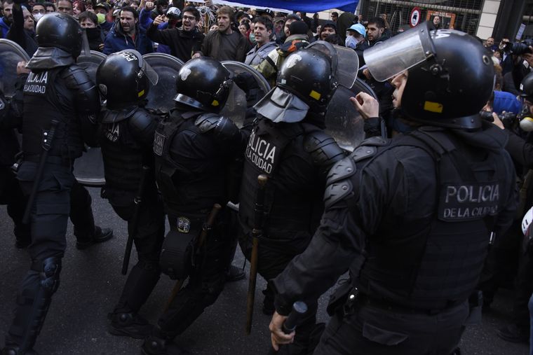 El Gobierno activó el protocolo antipiquetes y se prepara para la marcha convocada por el PJ en respaldo a Cristina Fernández de Kirchner. El Gobierno activó el protocolo antipiquetes y se prepara para la marcha convocada por el PJ en respaldo a Cristina Fernández de Kirchner.