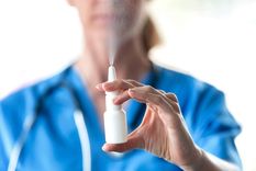 La vacuna estudiada se aplicaría mediante un aerosol nasal y bloqueando al coronavirus desde las membranas mucosas