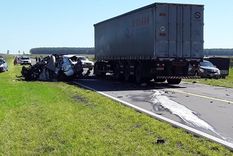 La camioneta Kia Sorento impactó de frente contra un camión Volvo. La camioneta Kia Sorento impactó de frente contra un camión Volvo.