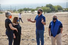 El intendente Daniel Orozco y parte del jurado, en la zona donde se instalará la obra artística.