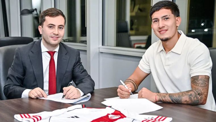 Tobías Ramírez junto al presidente de River Stéfano Di Carlo el día de su presentación oficial.
