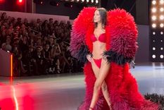 Bella Hadid, desfilando. Foto: Captura de pantalla del show.