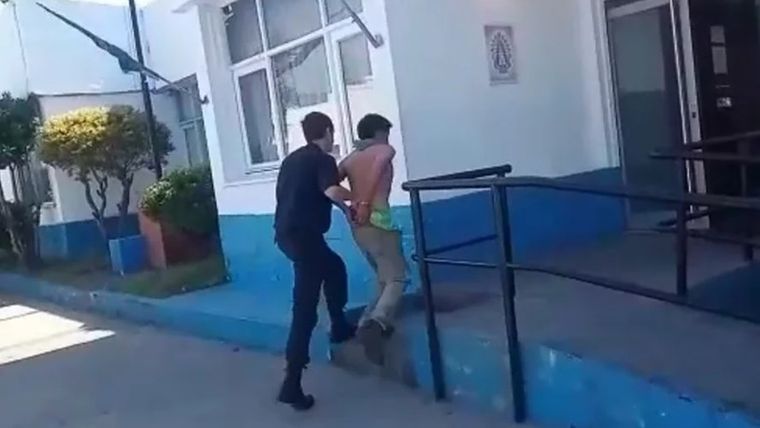 El hombre fue llevado a la comisaría cuarta por intento de femicidio