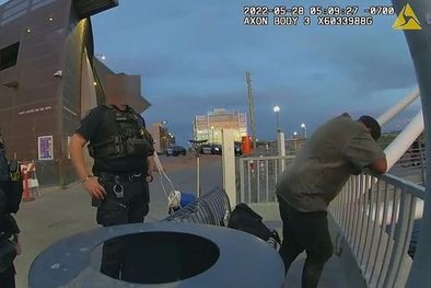 MDZol | Imágenes de las cámaras policiales muestran a los agentes hablando con Sean Bickings antes de que saltara al Lago de la ciudad de Tempe Foto: CIUDAD DE TEMPE