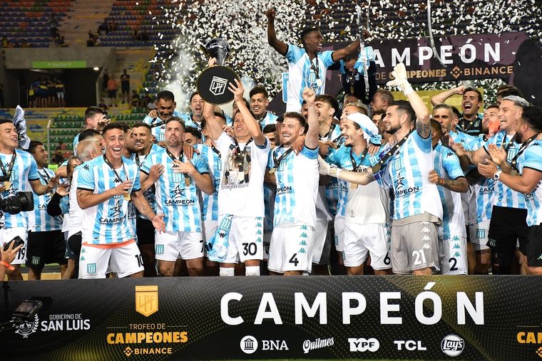 Racing festeja el Trofeo de Campeones. Foto: Télam