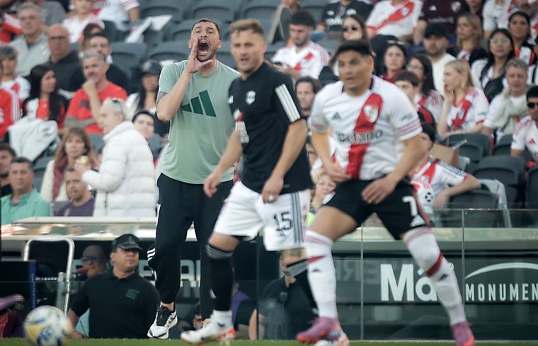 Gustavo Benítez da indicaciones en River-Deportivo Riestra.