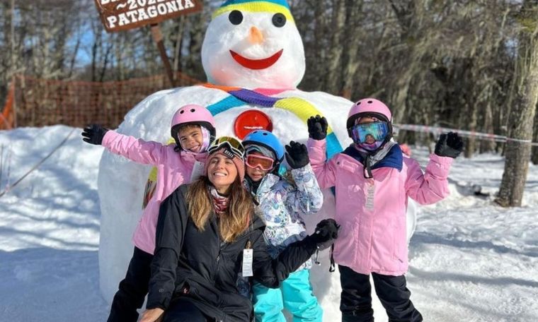 Cinthia Fernández se encuentra de vacaciones en Bariloche junto a sus hijas. La mediática fue muy cuestionada en las redes sociales.