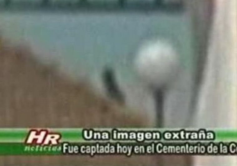 La figura se mueve muy rápido como para estar caminando sobre un tejado.
