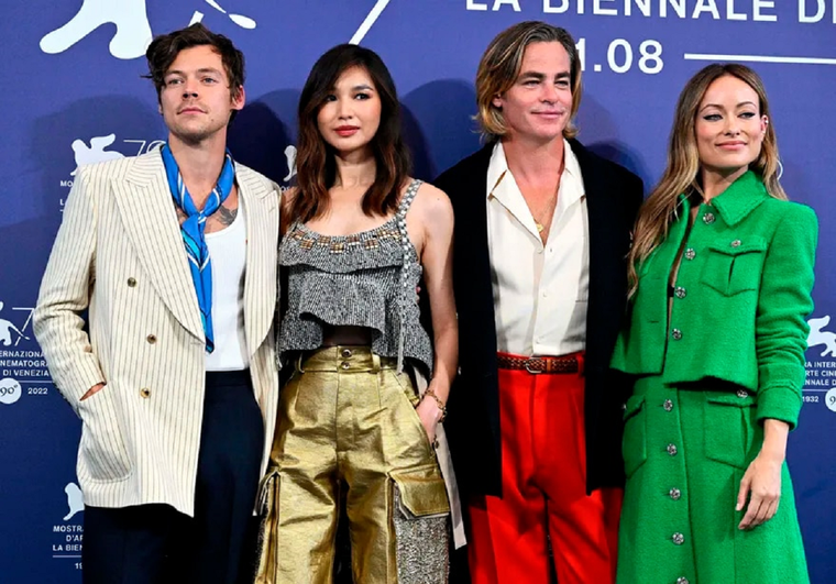 Olivia Wilde y Harry Styles envueltos en la polémica Harry Styles, Gemma Chan, Chris Pine y Olivia Wilde. En el estreno de la película Dont Worry Darling. Foto: La Nación