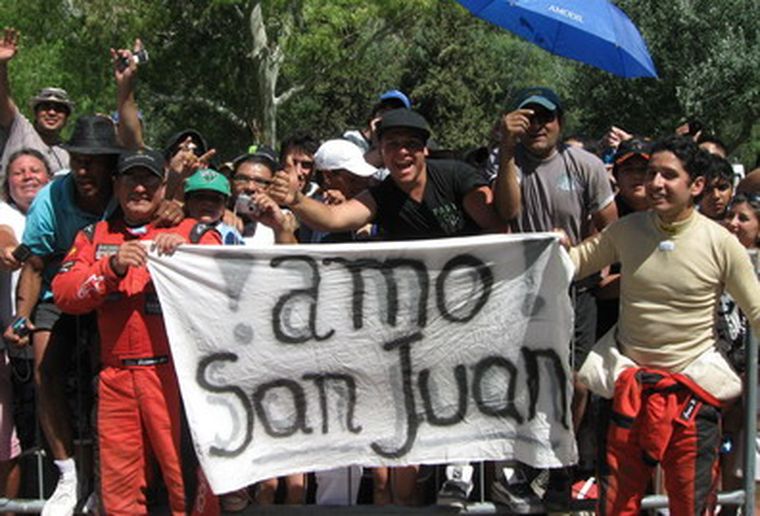 Los enamorados que sedujeron a los fanáticos del Dakar sanjuanino. Foto: MDZ/Carlos Ferández
