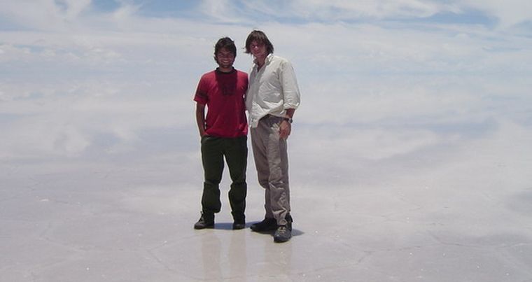 Andrés Muratti, Diego Cerutti y una postal única desde el Salar de Uyuni (Bolivia). Foto: Gentileza
