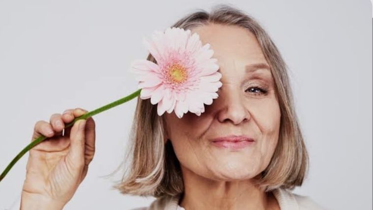 La “menopausia” implica una transición biológica concreta, atravesada por cambios hormonales profundos La “menopausia” implica una transición biológica concreta, atravesada por cambios hormonales profundos