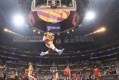 lebron james calco una volcada de kobe bryant 19 anos despues