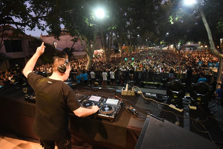 Nick Warren se presentó ante más de 60 mil personas. Foto: Maximiliano Ríos/MDZ