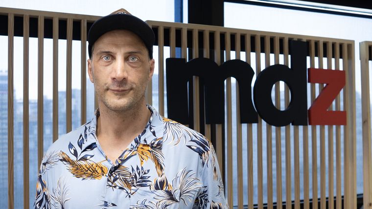 Luciano Cáceres dio sus primeros pasos en las artes dramáticas de niño, al ver a su padre actuar en su propio teatro.&nbsp;