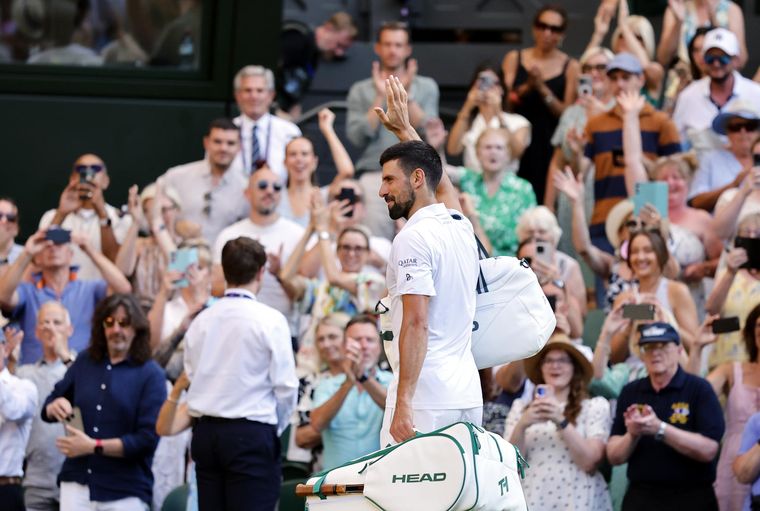 Novak Djokovic homenajeó a Guillermo Vilas durante su participación en Wimbledon. Foto: EFE Novak Djokovic homenajeó a Guillermo Vilas durante su participación en Wimbledon. Foto: EFE