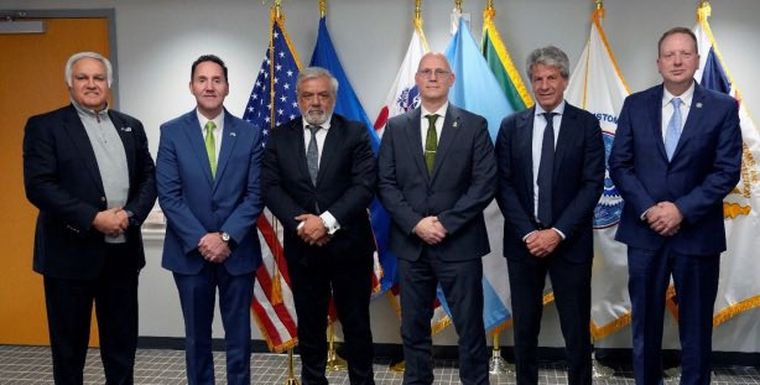Las delegaciones encabezadas por Juan Pazo (ARCA) y Donald R. Stakes, subcomisionado Ejecutivo Adjunto de la Oficina de Aduanas y Protección Fronteriza de Estados Unidos, firmaron el convenio en Washington.