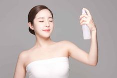 Logra una piel de porcelana con un tónico de arroz, ideal para cerrar los poros y presumir un maquillaje perfecto