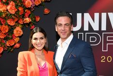 Uno de los platos preferidos de la pareja de Karina Banda y Carlos Ponce son los hot dogs. Cada uno lo prepara a su manera. Foto: Los Angeles Times