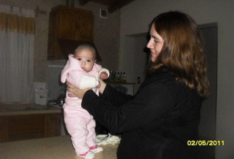 Corina junto a la pequeña Mía. Foto: Gentileza