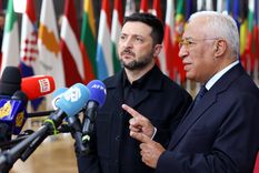 El presidente de Ucrania, Volodimir Zelenski, junto al presidente del Consejo Europeo, Antonio Costa. Foto Dpa