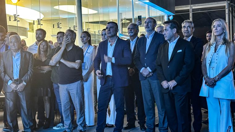 Todos los presentes atendieron con sumo interés los pormenores de la presentación de estos rodados chinos. Todos los presentes atendieron con sumo interés los pormenores de la presentación de estos rodados chinos.