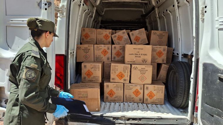 Gendarmería descomisó pirotecnia ilegal en dos operativos sobre la Ruta Nacional 7. Gendarmería descomisó pirotecnia ilegal en dos operativos sobre la Ruta Nacional 7.