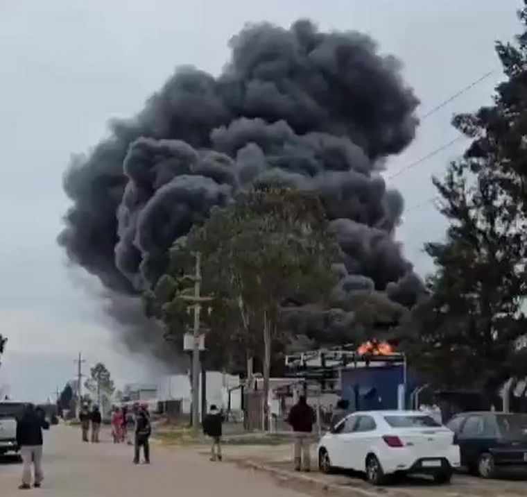 El fuego generó enormes columnas de humo negro y genera preocupación entre los vecinos de Gualeguaychú. Foto: Captura de video X de @dvanderbeken