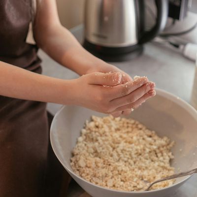 Formá pequeñas porciones con una cuchara y colocálas sobre una placa para horno forrada con papel manteca.