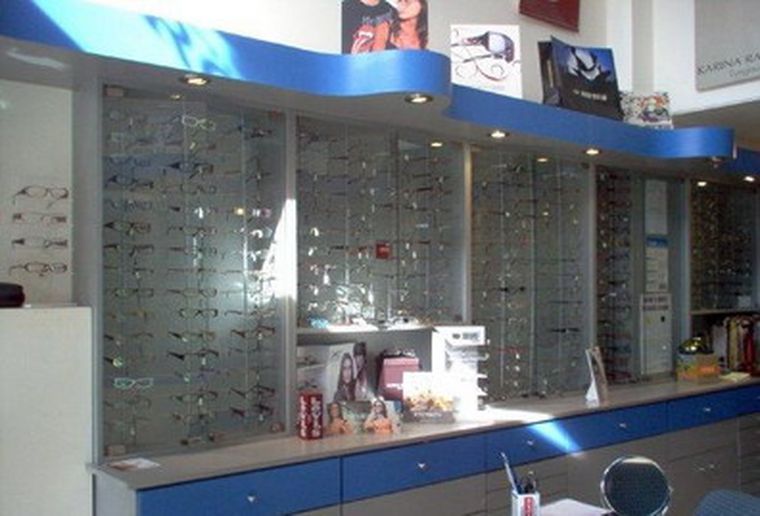 El dueño y una empleada descubrieron el robo en la mañana.