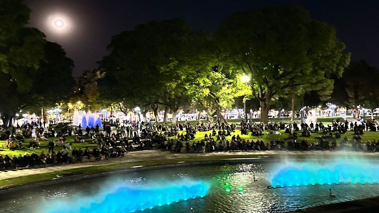 Emoción intergeneracional en el corazón de Mendoza durante el feriado del primero de mayo. Emoción intergeneracional en el corazón de Mendoza durante el feriado del primero de mayo.