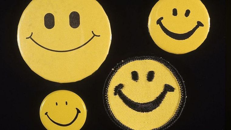 Distintas chapas de la carita feliz que circulaban en los años 70. La de abajo a la izquierda es muy similar al original de Harvey Ball. Foto: GETTY IMAGES