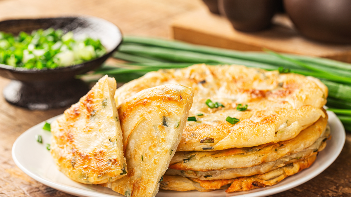 Panqueques de cebolla de verdeo: la receta salada perfecta para cualquier comida