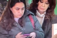 El momento en el que Cristina Kirchner espió a la votante que estaba delante de ella en la fila El momento en el que Cristina Kirchner espió a la votante que estaba delante de ella en la fila